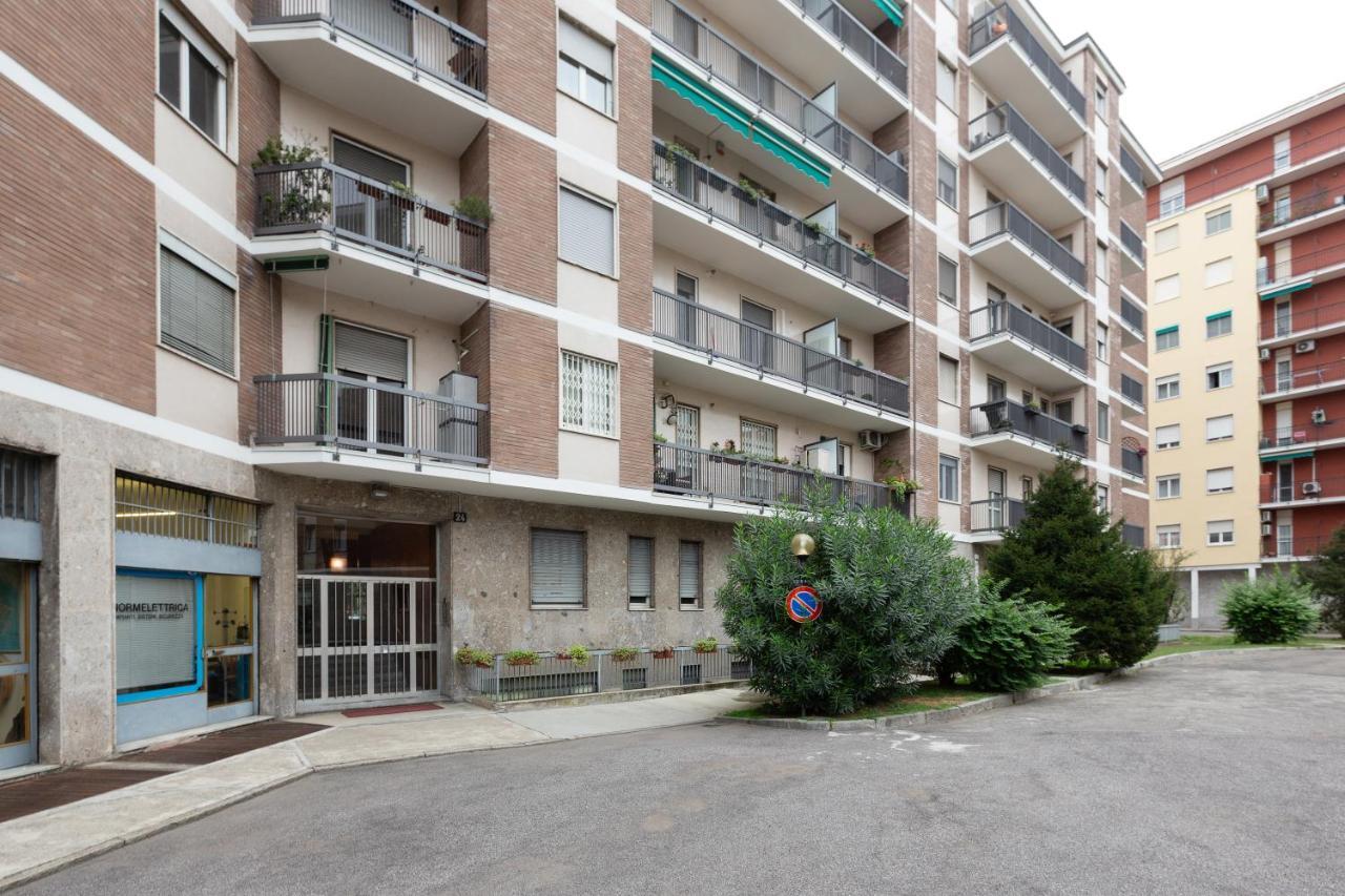 Apartment With Balcony -Bisceglie Red Line Subway Milano Eksteriør billede